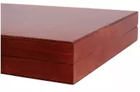 Eleganckie figury szachowe w brązowej drewnianej kasetce